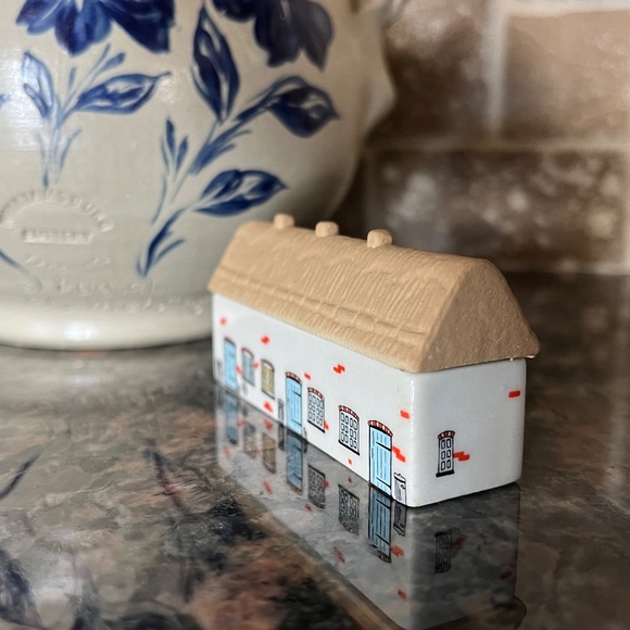 Vintage Miniature / Mini Whimsy on  Wade England Ceramic Cottage House - Picture 4 of 5
